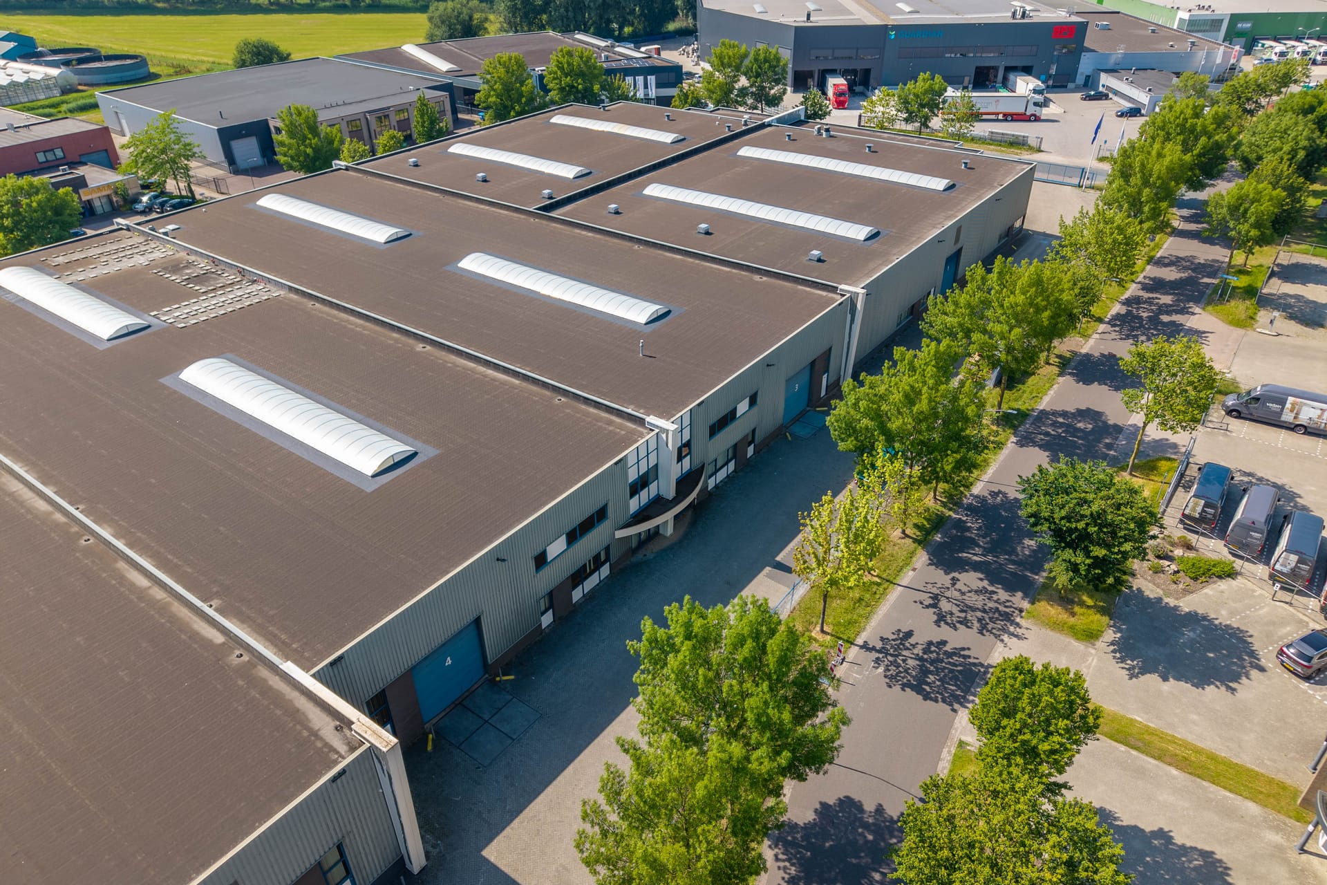 Ruime bedrijfshal met staalconstructie, daklichten en zware betonvloer